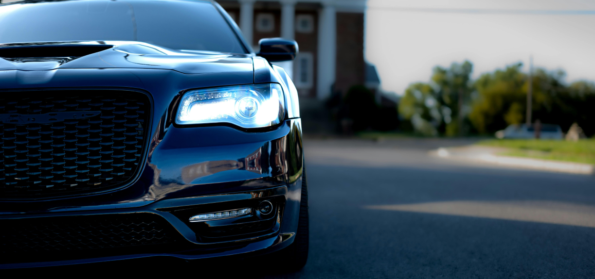 Coche azul deportivo de fondo